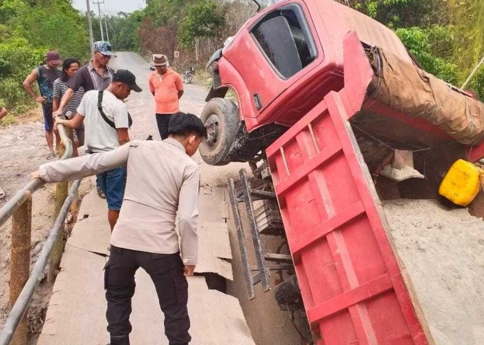 Muatan Pasir Basah 6 Kubik Diduga Picu Jembatan Besi di Tanabang Ilir Roboh