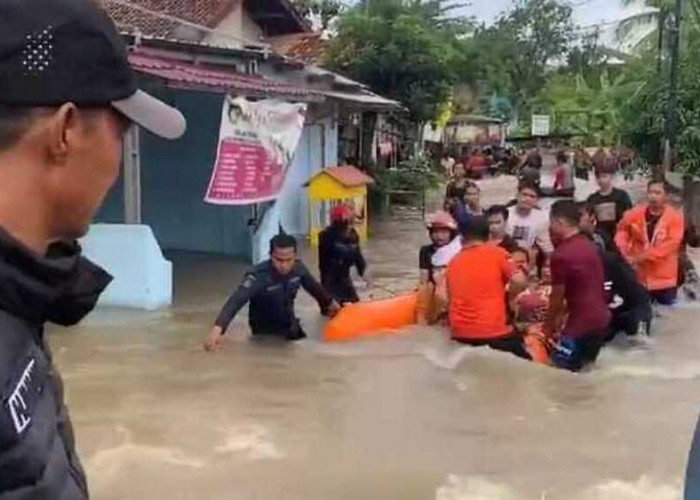 Ribuan Warga Prabumulih Terdampak Banjir, Pj Wako Datangi Warga Gunakan Perahu Karet