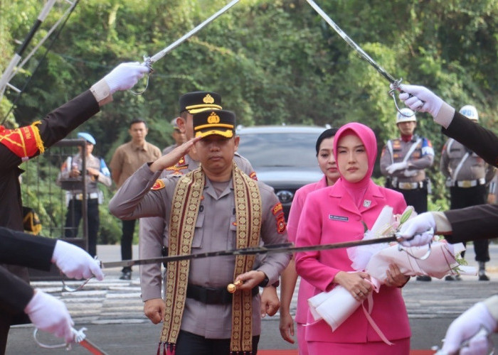 Injakkan Kaki di Mako Polres Prabumulih, AKBP Gunarto  Disambut Pedang Pora dan Sekapur Sirih