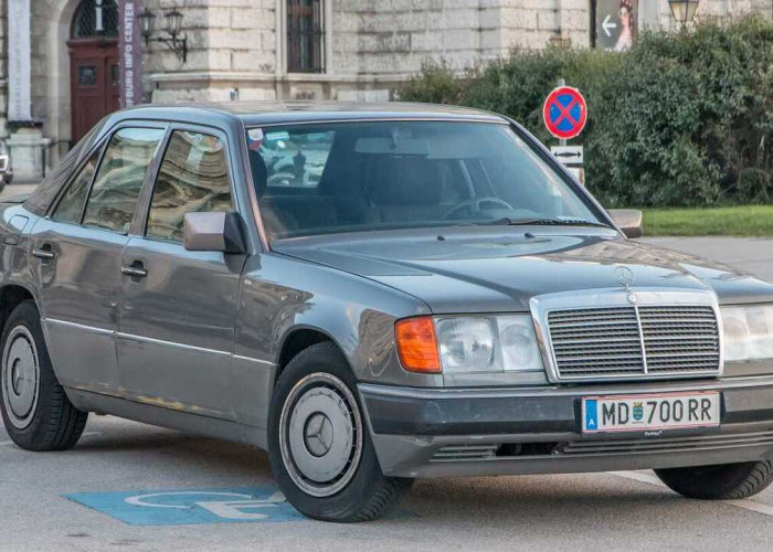 Mercedes-Benz W124: Legenda Kelas Eksekutif yang Tak Lekang oleh Waktu. 