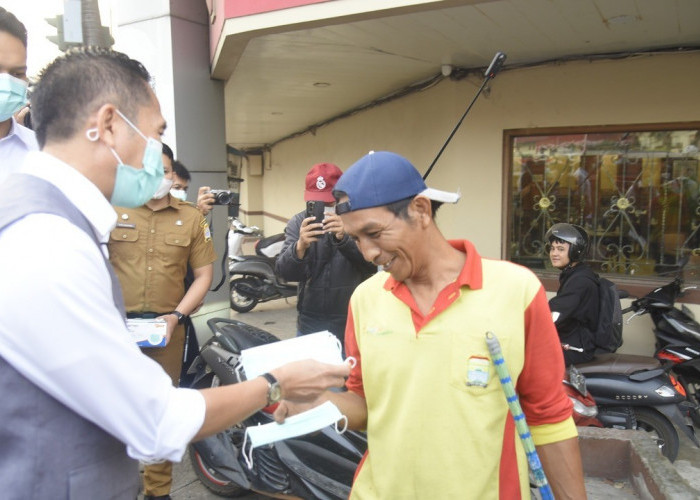 Hadapi Kabut Asap, Ratu Dewa Turun ke Jalan Bagikan 16 Ribu Masker Gratis di Palembang