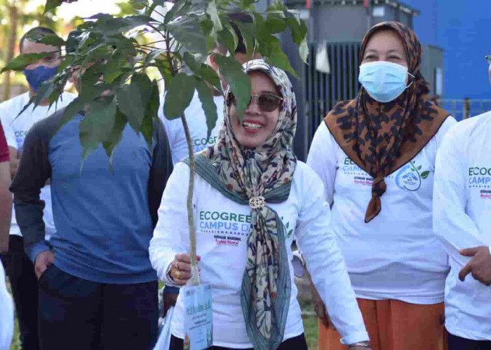 Komitmen Indonesia Bersih, 1.000 Mahasiswa Baru UIN Raden Fatah Palembang Tanam Pohon Jenis Tanaman Hutan