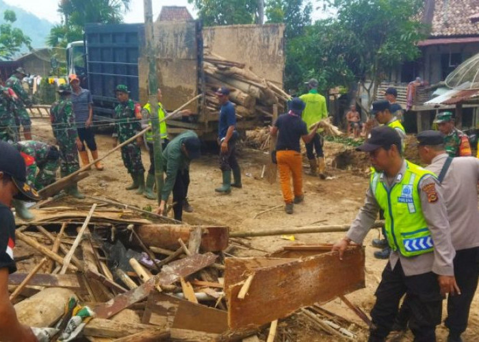 Polres OKU Terjunkan Personel Bantu Warga Bersihkan Material Sisa Banjir