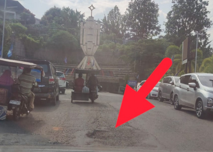 Jalan Rusak Berlobang di Pangkal Jembatan, Camat : Semoga Pihak Terkait Segera Merespon