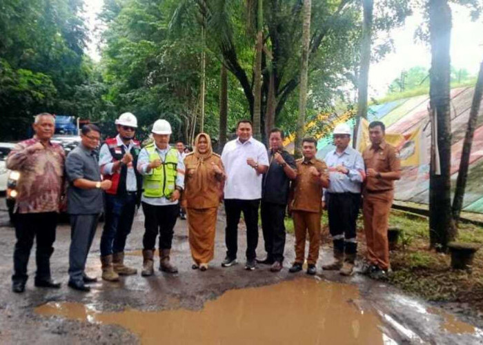 Wabup Sumarni Sidak Jalan Rusak Dalam Kota PT DBU Segera Perbaiki Jalan yang Rusak