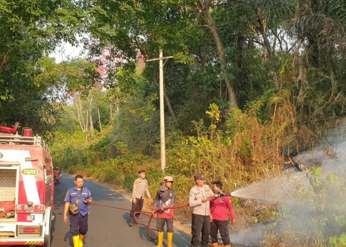 Polres OKU Padamkan Karhutla di Jalinsum Desa Pusar