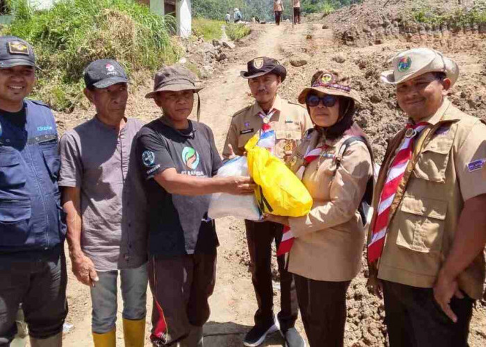 Relawan Pramuka OKI Turun ke Agam, Bantu 250 Keluarga Terdampak Banjir dan Longsor
