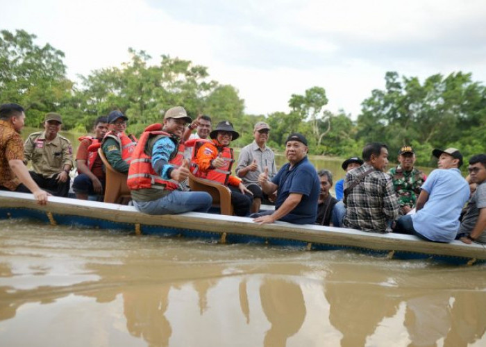 Pakai Perahu, Teddy Salurkan Bantuan Ke Korban Banjir