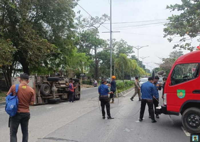 Mobil Box Bermuatan 800 Box Susu UHT Terguling di Jalan Sudirman Prabumulih, Sopir Selamat