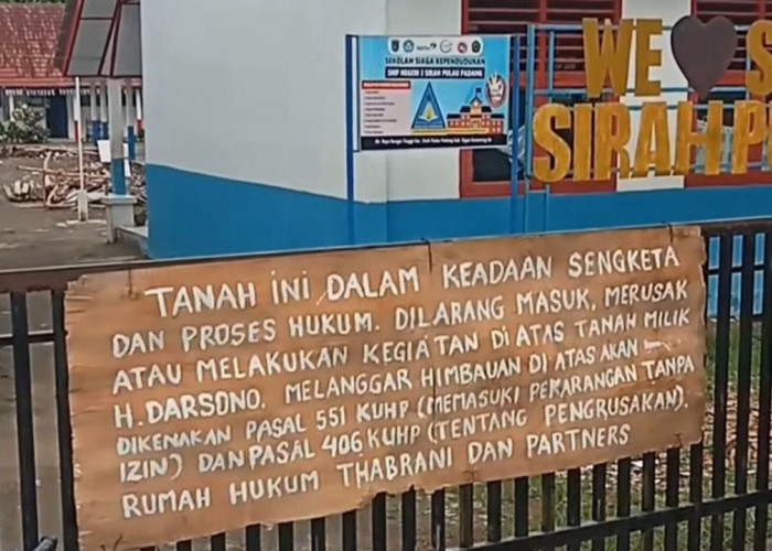 Diduga Berdiri di Lahan Sengketa: Pagar Dua Sekolah di OKI Ditutup dengan Rantai, Siswa Dilarang Masuk!