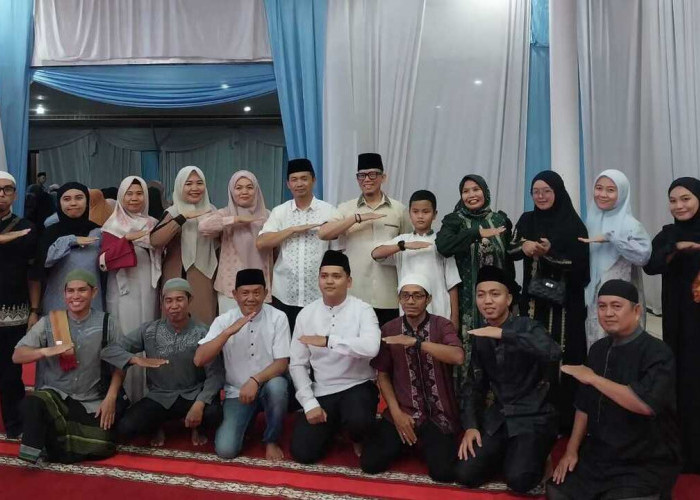 Tutup Safari Ramadan, Bupati OKU Ajak Pasukan Kuning dan Guru SR Tarawih Bersama