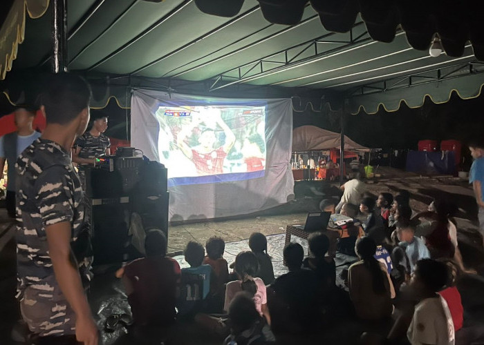 Ratusan Pengungsi Gunung Lewotobi Nobar Laga Indonesia vs Jepang untuk Hilangkan Duka