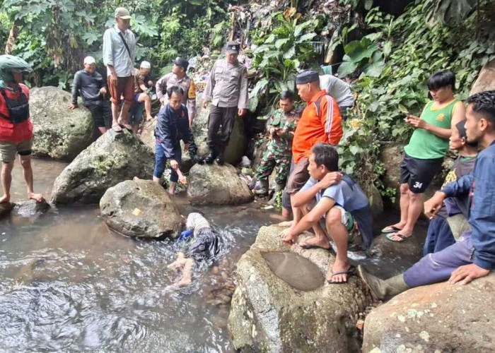 Jasad Seorang IRT Ditemukan Tersangkut di Bebatuan 