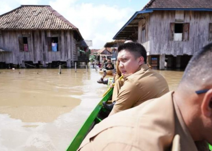 Bupati Panca Tinjau dan Beri Bantuan kepada Warga Terdampak Banjir di Muara Kuang