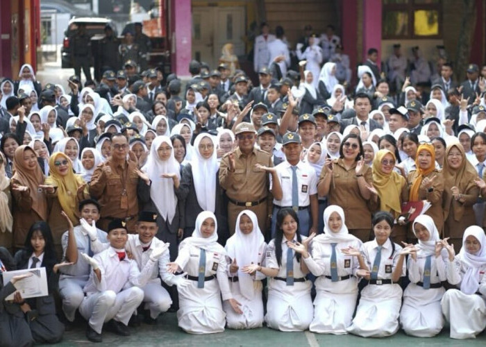 Jadi Pembina Upacara di SMAN 1 Prabumulih, H Arlan Dorong Siswa Giat Belajar dan Raih Prestasi