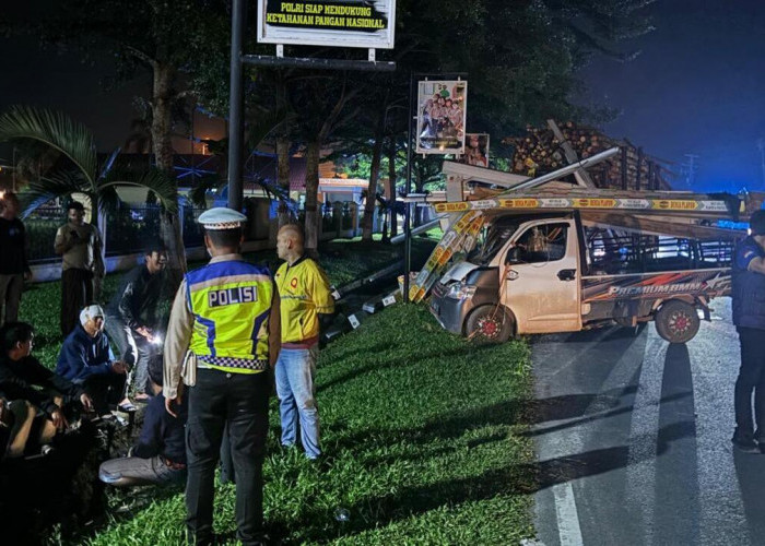 Kecelakaan Beruntun Libatkan Tiga Kendaraan di Depan Mapolres Prabumulih, Tiga Korban Dilarikan ke Rumah Sakit