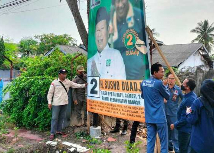 Ratusan Alat Peraga Kampanye Caleg Dicopot Paksa Bawaslu Prabumulih