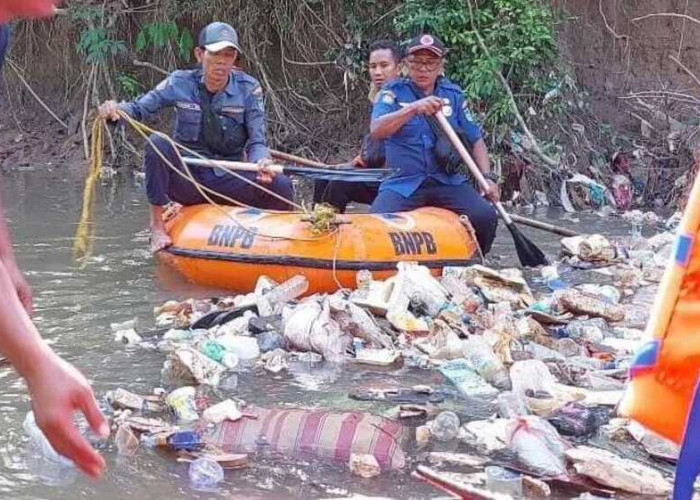 Antisipasi Banjir, BPBD Kota Prabumulih Laksanakan Kegiatan Pembersihan di Sepanjang Aliran Sungai Kelekar