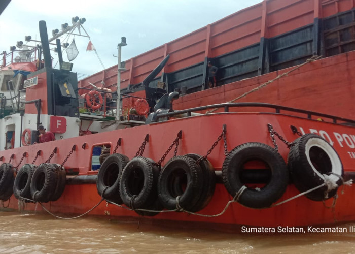 Tongkang Tabrak Jukung dan Rumah Warga di Perairan Sungai Musi