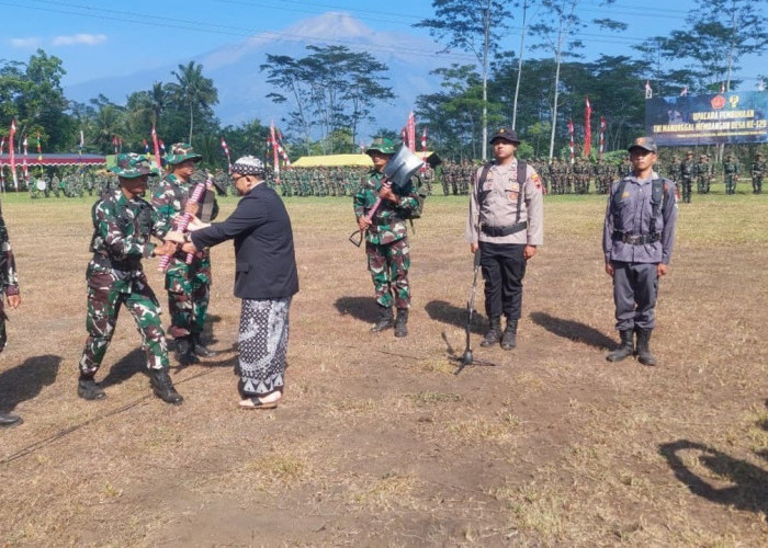 Bupati Semarang Serahkan Alat Kerja Secara Simbolis pada Pembukaan TMMD Reguler ke129 Tahun 2026 di Desa Cukil