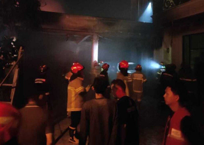 Diduga Korsleting Tiang Listrik, Kebakaran Hanguskan Garasi Klinik dan Lima Kendaraan di Palembang