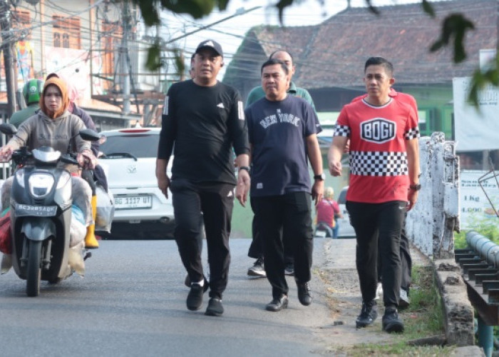 Terapkan Program Anti Mager! Sekda Palembang Aprizal Hasyim Jalan Kaki Tinjau Jalan dan Drainase
