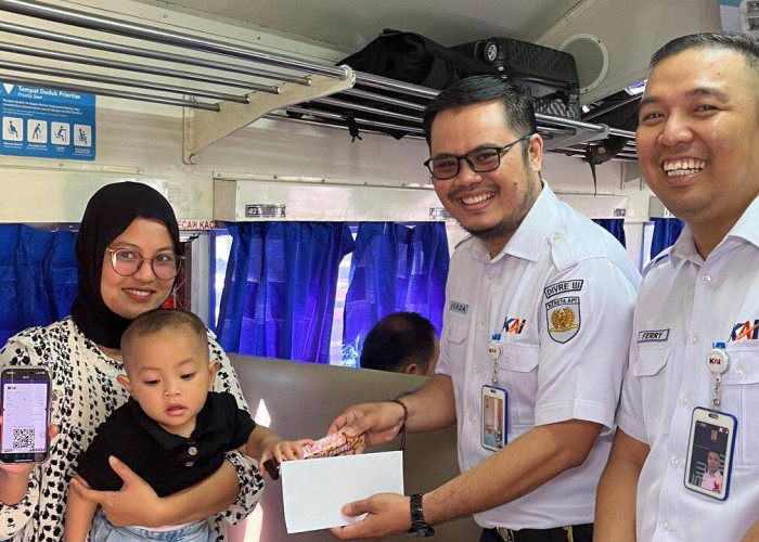 Sambut Hari Pelanggan Nasional, KAI Divre III Palembang Apresiasi Penumpang dengan Souvenir