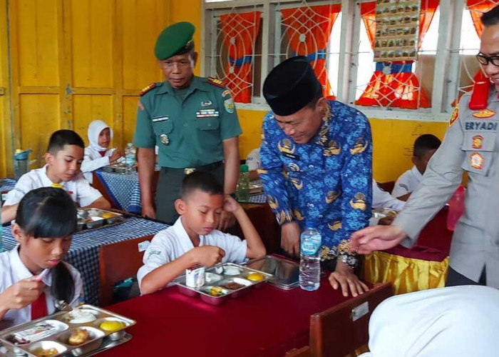 MBG Resmi Diluncurkan di Prabumulih, Pelajar: Makanannya Enak, Ada Ayam Gorengnya Terima Kasih Pak Presiden