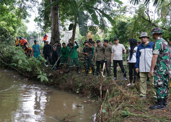Kompak Gotong Royong Bersihkan Kawasan Langganan Banjir