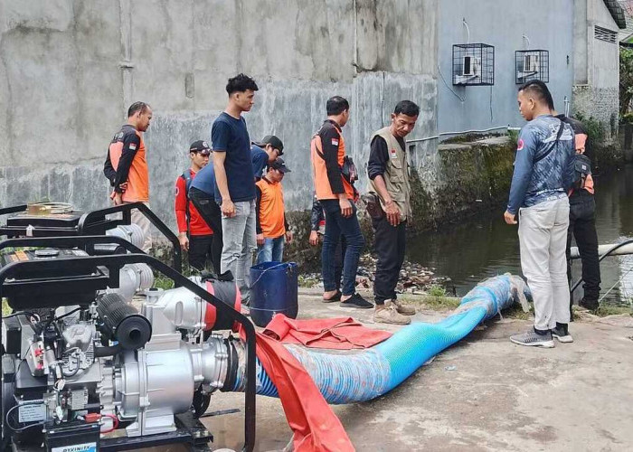 BPBD OKU Sedot Genangan Banjir di Jalinsum