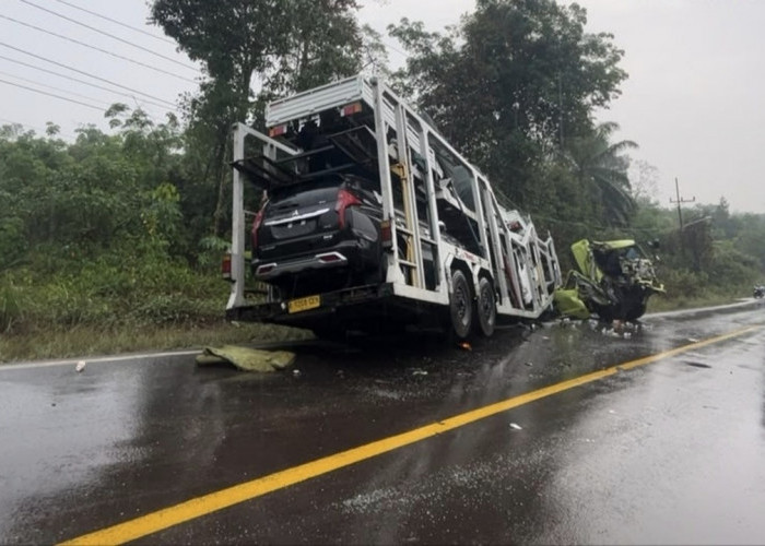 Truk Pengangkut Mobil Tabrak Tronton di Jalintim Muba, Satu Orang Luka Berat