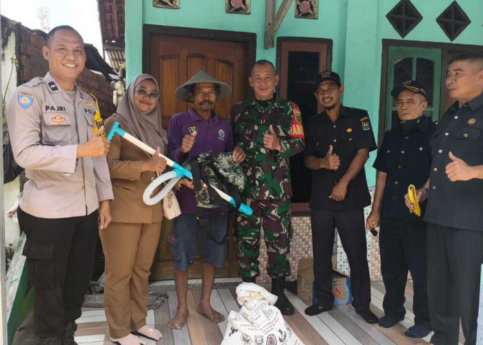 Salurkan Bantuan Pupuk dan Alat Pertanian