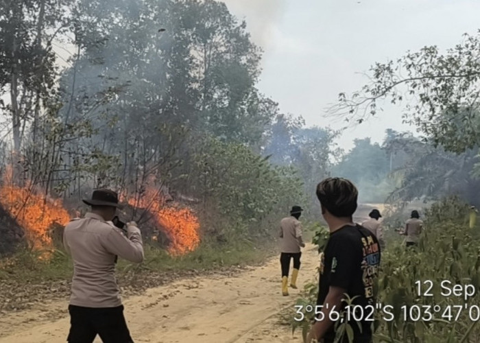 Karhutla Terjadi di Tebing Bulang Muba, Polsek Sungai Keruh dan Damkar Turun Padamkan Api