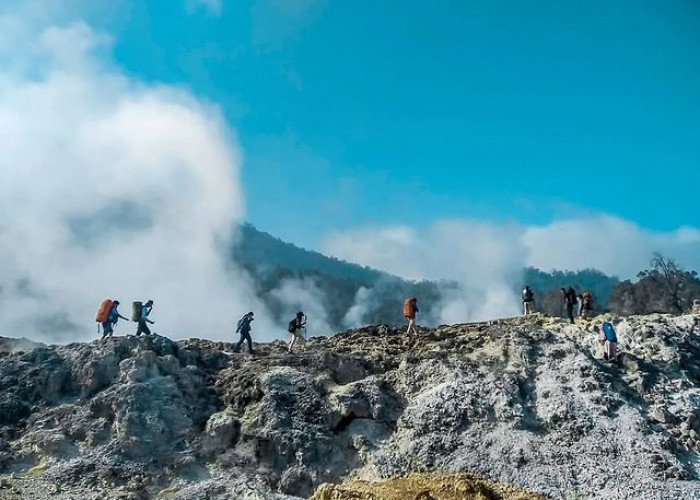 Menyusuri Keindahan Alam Kawah Ratu di Bogor: Petualangan Trekking dan Keajaiban Gunung Salak yang Masih Aktif