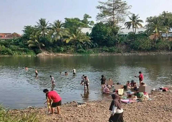 Musim Kemarau, Warga OKU Turun Ke Sungai Ogan Untuk Mandi dan Mencuci Pakaian
