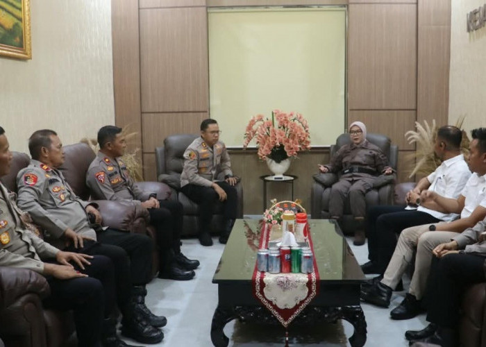 Datangi Kejari Prabumulih, Kapolres Prabumulih Ucapkan Selamat Hari Lahir Adhyaksa Ke-81 dan Berikan Tumpeng