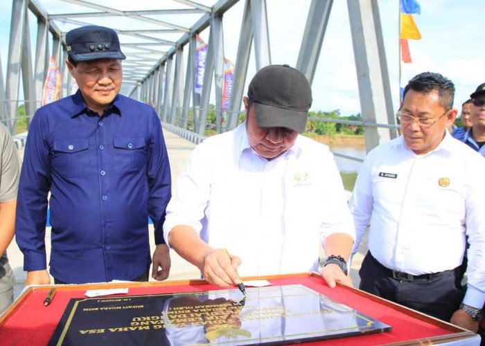 Herman Deru Tegaskan Pemerataan Infrastruktur Saat Resmikan Jembatan Air Lematang di Muara Enim.