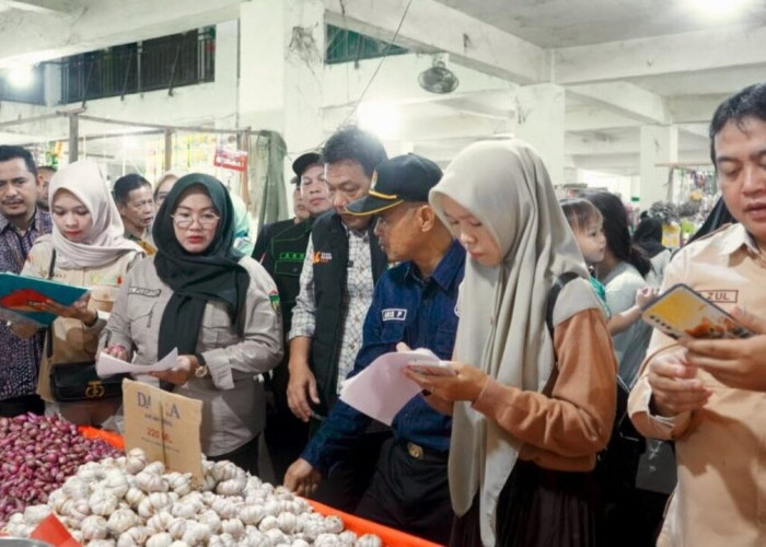 Sidak Pasar Jelang Idul Adha, Pemkot Prabumulih Warning Pedagang Jangan Timbun Bahan Pokok