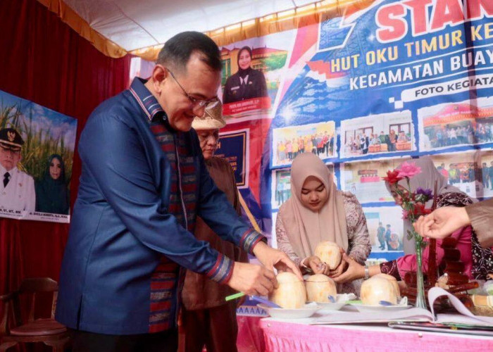 Sekda Sumsel Edward Candra Dengan Resmi Membuka Bazar UMKM dan Pasar Murah Meriahkan  HUT Ke21 Tahun OKU Timur