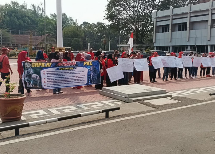 Ratusan Pedagang Tuntut Kepastian Kios Pasar