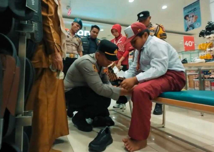 Wujud Peduli Pendidikan, Kapolsek RKT Bantu Siswa Kurang Mampu Seragam dan Perlengkapan Sekolah