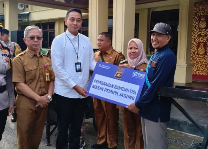 Dukung Ketahanan Pangan, BRI Prabumulih Serahkan Mesin Pemipil Jagung untuk Kelompok Tani