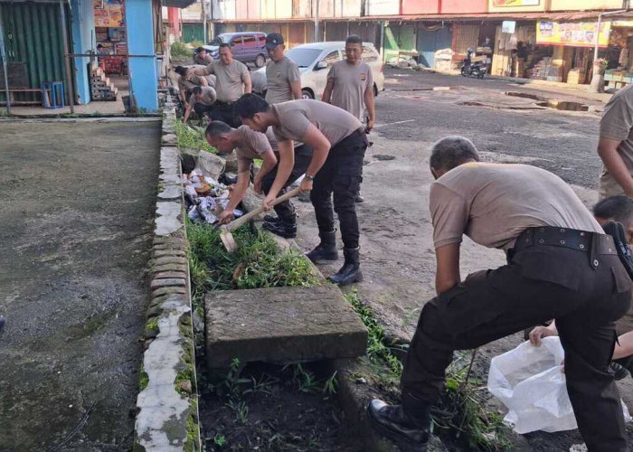 Polres Prabumulih Bersih-Bersih di Pasar PTM I, Wujud Nyata Peduli Kebersihan Lingkungan