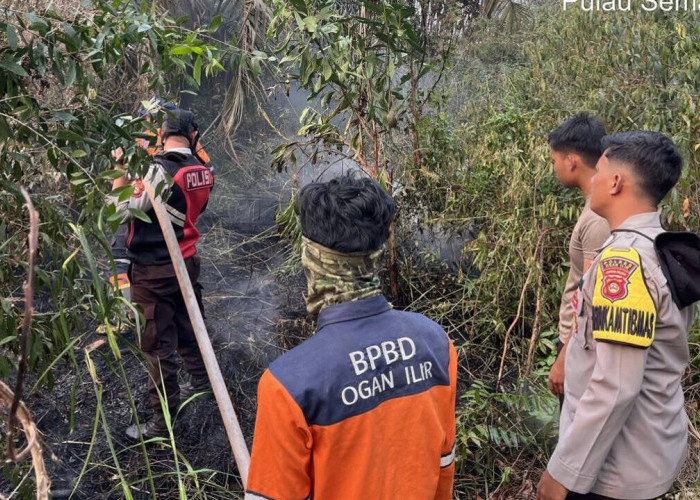 Operasi Aman Nusa II, Personel BKO Dit Samapta Polda Sumsel Padamkan Karhutla di Indralaya