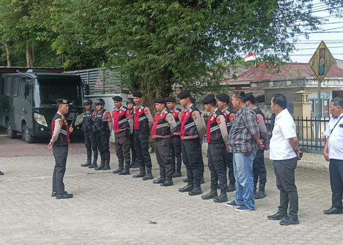 Momen Putusan Terdakwa Rosi Yanto, Puluhan Personil Polres OKI Lakukan Pengamanan