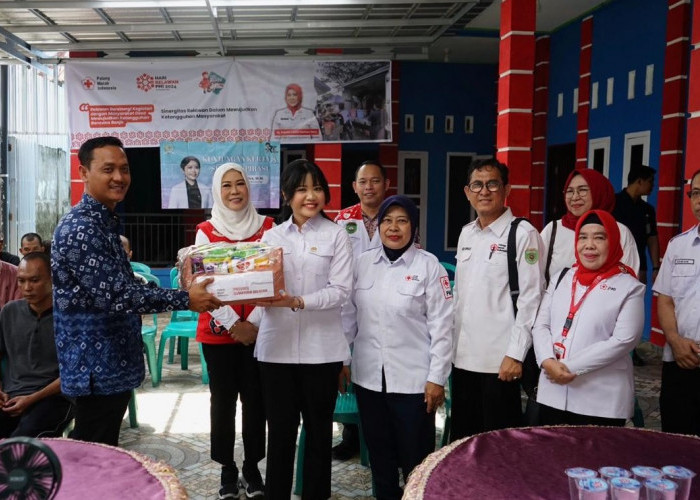 PMI Provinsi Sumsel Bersama dr Ratu Tenny Leriva Berikan Bantuan Kemanusiaan