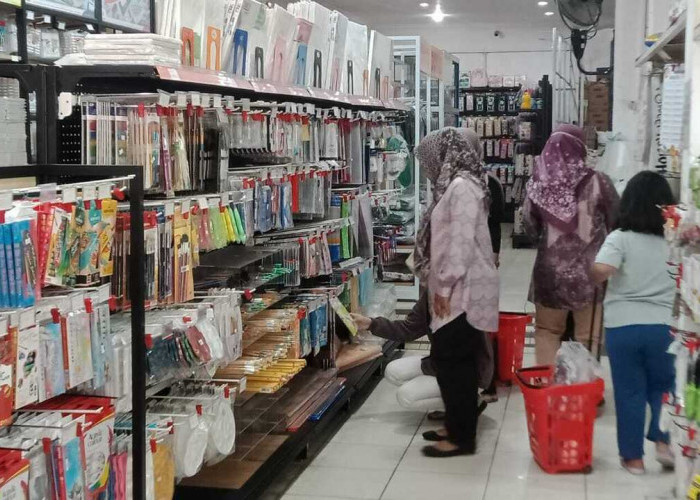 Sepatu dan Tas Diserbu, Seragam Sekolah Sepi Pembeli