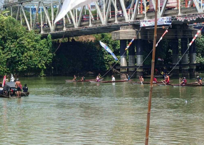 Pertahankan Tradisi, Pemkab OKUT Gelar Lomba Biduk Tradisional