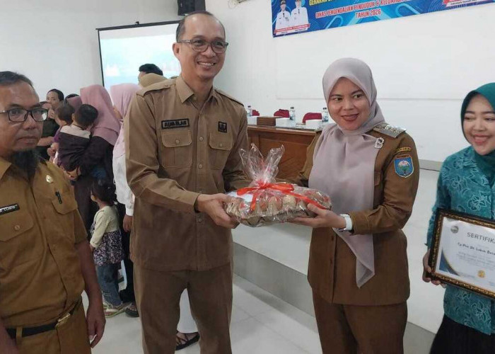 Cegah Stunting di OKU, Sekda Serahkan Bantuan Untuk Anak-anak