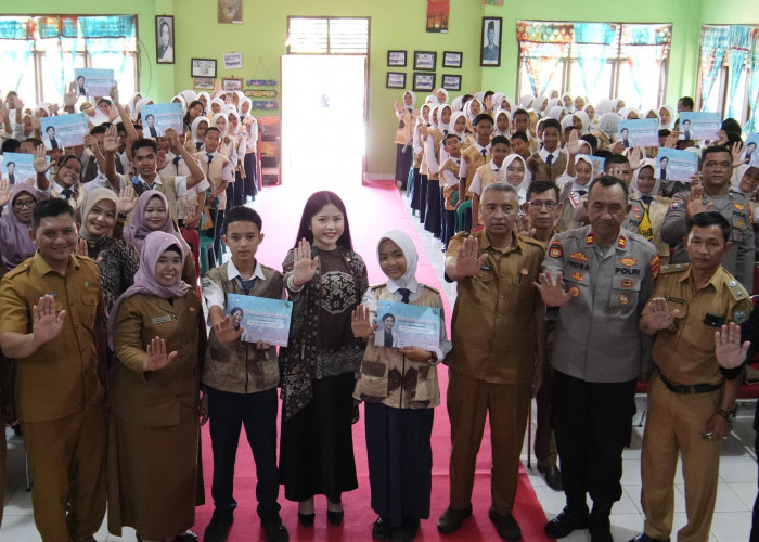 Anggota DPD RI dr Ratu Tenny Leriva Serahkan Beasiswa PIP 2025 dan Sosialisasikan Bahaya Narkoba di OKU